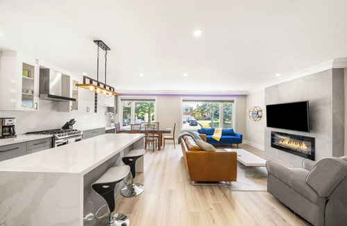 Newtonbrook House | Luxury Spa Escape with Pool & Jacuzzi [near Bathurst & Sheppard, Rogers Stadium]