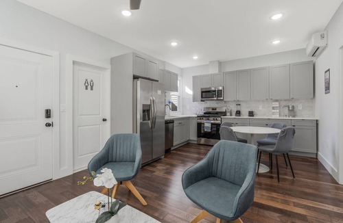 Jersey City Apartment | Luxury Stay for NYC visit - Jersey City - 10 Min to NYC Train station