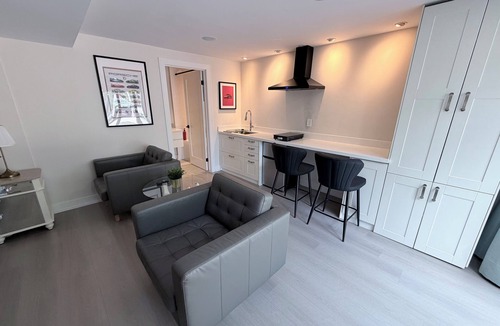 North York House | Luxury Studio with Free Parking