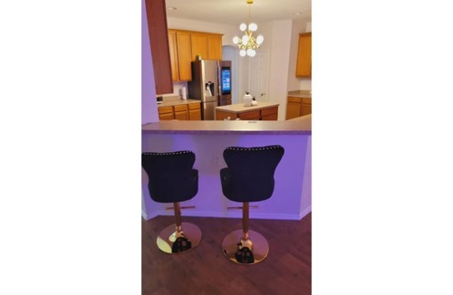 South Arlington Cabin | Luxury & Stylish Duplex Suite With Free Parking
