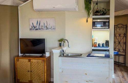 Oatmeal Cabin | Luxury Suite 3-Safari Tent-Outdoor Whirlpool Tub