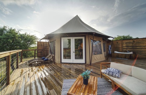 Oatmeal Cabin | Luxury Suite 3-Safari Tent-Outdoor Whirlpool Tub
