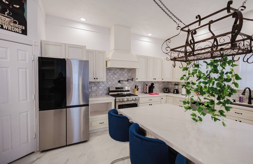 Southside House | Majestic 6BR Victorian Sleeps 25 with Arcade, 85" TV, BBQ, Air Hockey, Ping Pong