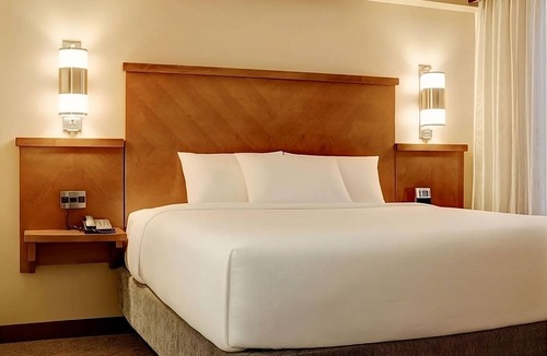 Gwinnett Place Hotel | Making Best Memories Close to Pirate’s Cove Adventure Golf w/Pool & Breakfast