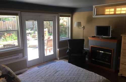 Brackendale House | MeadowBrook Suite Deluxe 2 BDRM w/Yard and Hot Tub