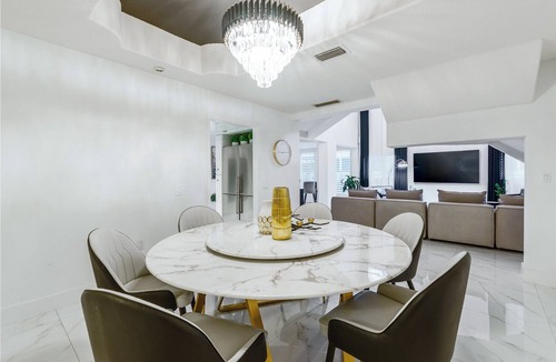 Little Havana House | Miami Central: Pool, BBQ, Ping-Pong & Billiards