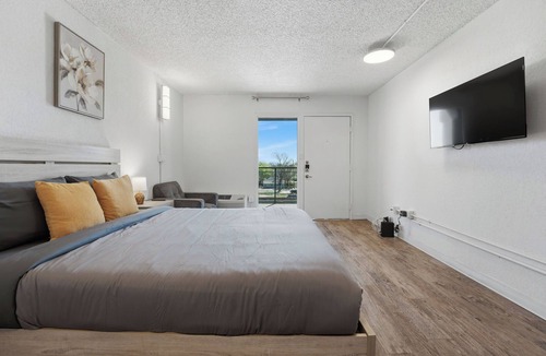 St. Johns Apartment | Minimalist studio with modern design touches