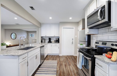 North San Antonio - SAT House | Minutes from 6 Flags/Med Ctr/Airport ~ Big Backyd, Quiet Street, 1 King~2 Queens