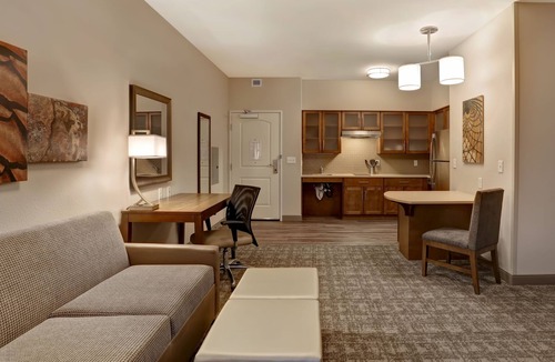 Overland Park Apartment | Mobility-Accessible Queen Studio w/Kitchen