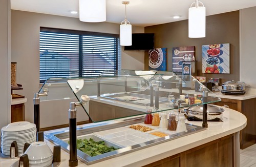 Overland Park Apartment | Mobility-Accessible Queen Studio w/Kitchen