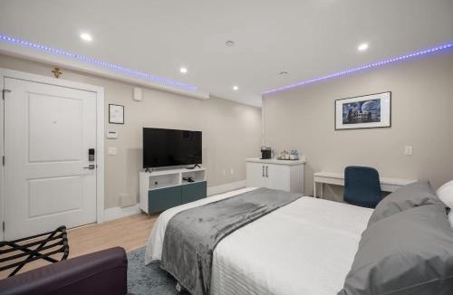 Sunset Hotel | Modern 1 Bed Suite Easy Transit to Downtown and YVR
