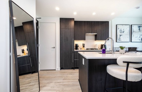 Downtown Kelowna Condo | Modern 1-bedroom condo, Lakeview, sleeps 4, pool, gym, amazing amenities.