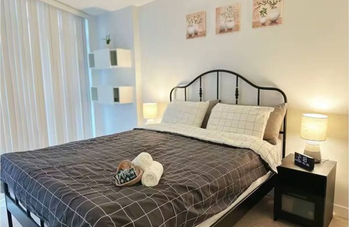Bathurst Quay Condo | Modern 1BR in Toronto's Heart | CN Tower, Convention Center, Rogers Centre