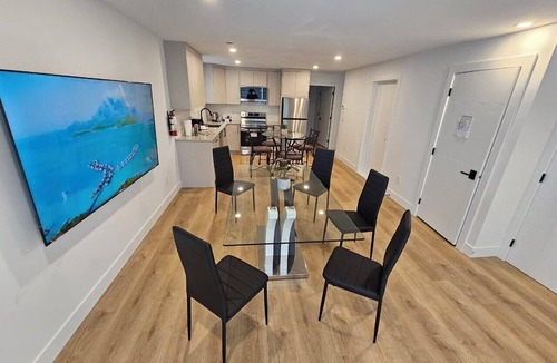 Upper Lonsdale House | Modern: 2 BDR+Den for 5 Laundry, 75" TV 4min walk to shops Bus rout to downtown