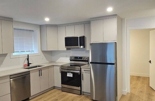 Upper Lonsdale House | Modern: 2 BDR+Den for 5 Laundry, 75" TV 4min walk to shops Bus rout to downtown