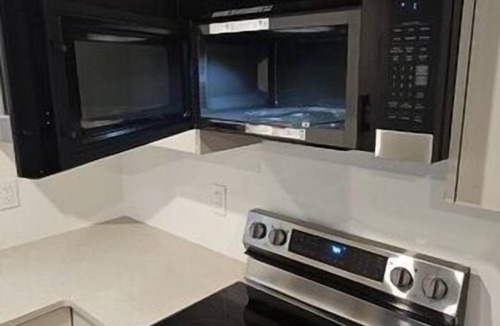 Upper Lonsdale House | Modern: 2 BDR+Den for 5 Laundry, 75" TV 4min walk to shops Bus rout to downtown