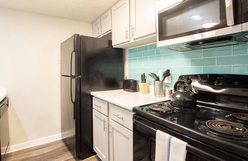 Barton Hills Apartment | Modern 2B near Downtown w/ Queen Beds, Gym, Pool