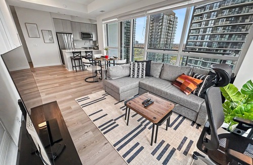 Hurontario Apartment | Modern 2BR+Den Condo near Square One | Sleeps 6 | Mins to Pearson YYZ