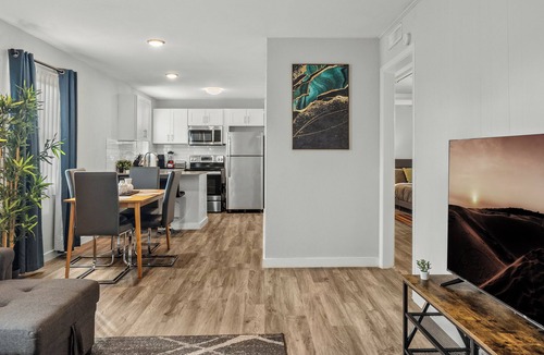 Hyde Park Apartment | Modern 2BR Near UT | Hyde Park | Evonify 7139