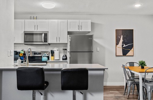 Hyde Park Apartment | Modern 2BR Near UT | Hyde Park | Evonify 7497