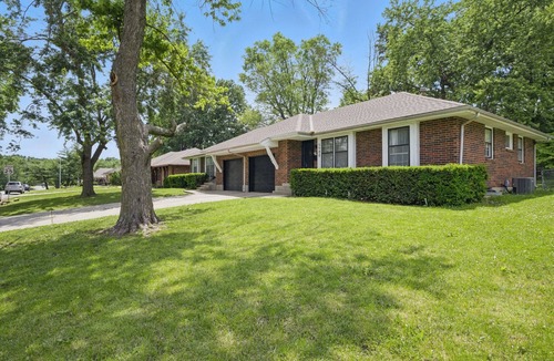South Kansas City House | Modern 3BR KC Getaway Minutes From Stadiums