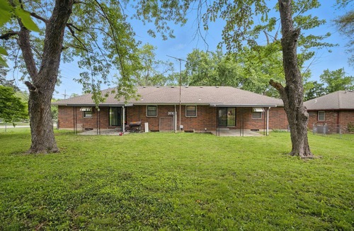 South Kansas City House | Modern 3BR KC Getaway Minutes From Stadiums