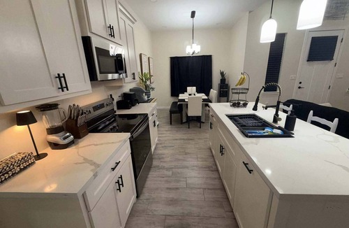 Harlingen House | ⭐️Modern 3BR Retreat : Pergola, Waterfall Showers & Backyard Oasis -Pet Friendly