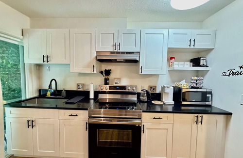 Mill Lake House | Modern Abbotsford Retreat | Private Suite Near Downtown | Sleeps 4