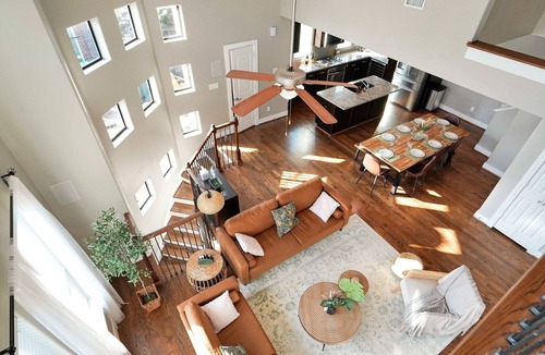 Montrose House | Modern Boho Chic | Downtown View | King Bed | 4BR