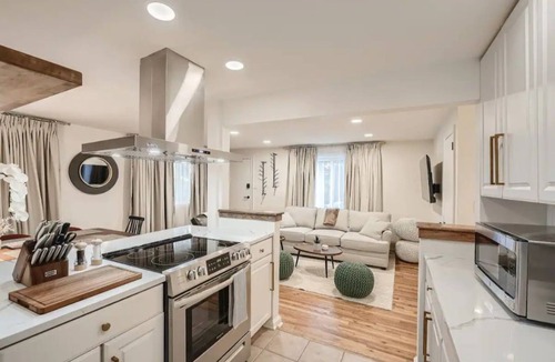 Garden Hills House | Modern Buckhead Duplex 2Br 2Ba - Walk Everywhere! Pet-Friendly