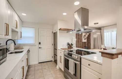 Garden Hills House | Modern Buckhead Duplex 2Br 2Ba - Walk Everywhere! Pet-Friendly