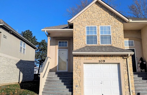 Olathe House | Modern Comfort Retreat. 5mins to Highways, Shopping & Dining!