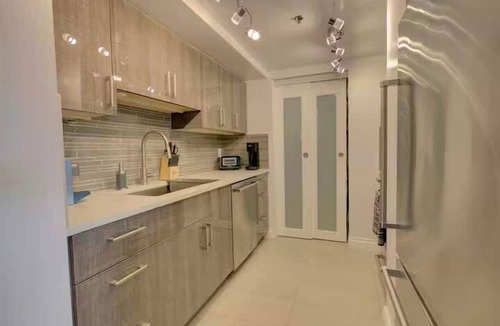 Yaletown Condo | Modern Downtown Vancouver Condo, 2BR, Pool & Hot Tub