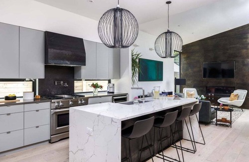 East Cesar Chavez House | 🌵 Modern East Austin Luxury Retreat with Pool + Hot Tub | Hidden Oasis 🏡