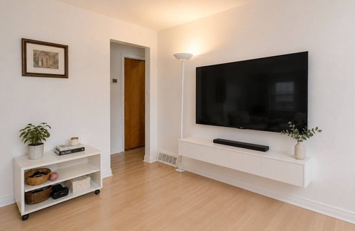 Laval Apartment | Modern Executive 2-Bedroom | Free Parking | Fast WiFi | Workspace | 31+ Day Stay