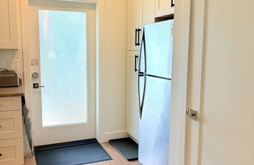 Burke Mountain House | Modern Executive Suite - King Bed, Private Entry, 1GB Fibre, Laundry, Parking