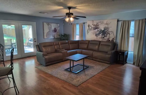 Braun's Farm House | Modern Family Retreat/Stylish 3BR + GAMEROOM Near Six Flags & SeaWorld