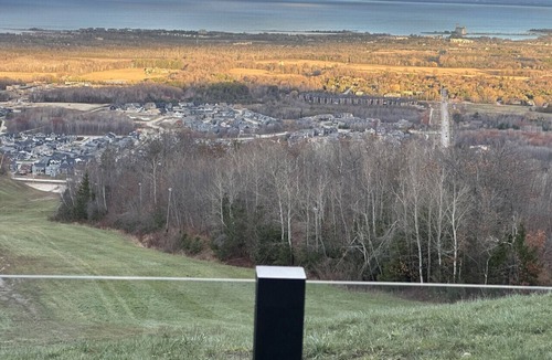 Collingwood Villa | Modern Golf Retreat/Ski hill view 10 minutes to Blue mountain, many other hills nearby/Scandinave Spa 6 min/Pool access available