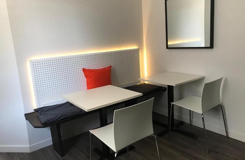 Ironbound District House | Modern GuestHouse Ironbound Newark with KITCHEN-FastTrainToNYC-OneStopToAirport