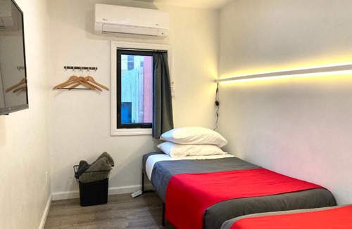 Ironbound District House | Modern GuestHouse Ironbound Newark with KITCHEN-FastTrainToNYC-OneStopToAirport
