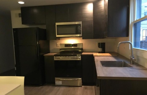 Ironbound District House | Modern GuestHouse Ironbound Newark with KITCHEN-FastTrainToNYC-OneStopToAirport