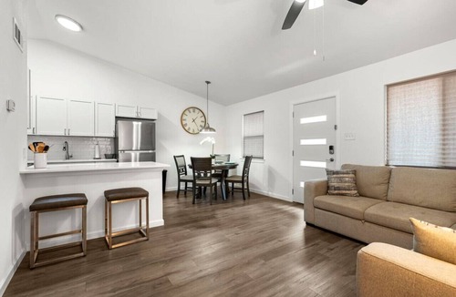 Austin Apartment | Modern King Suite - Easy Checkin
