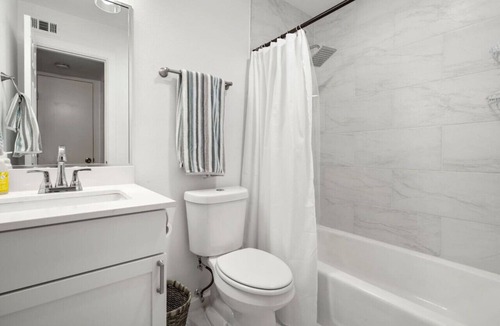 Austin Apartment | Modern King Suite - Easy Checkin