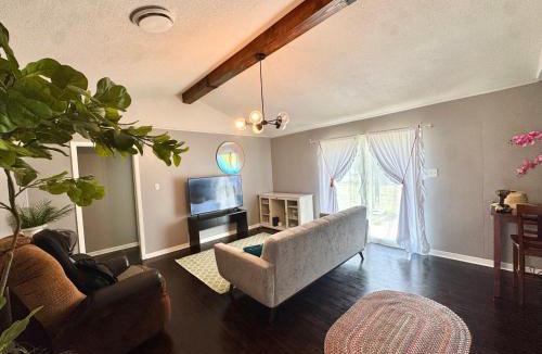 Copperas Cove House | MODERN LUX 3BR HOME - King Bed - 10 mins to FT HOOD - Fenced yard - Pets ok- Family friendly -LONG or SHORT TERM