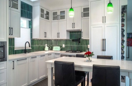 Central Lonsdale House | Modern Private Guest House - Near the best Vancouver attractions!
