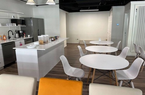 Downtown Toronto Hotel | Modern Simcoe Street Pod Near Eaton Centre