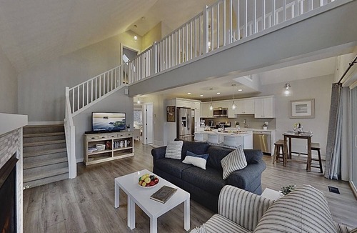 Central Okanagan Cottage | Modern, spacious and great for families : Comfortably sleeps 8