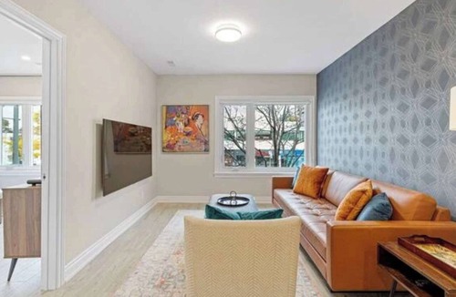 Bracondale Hill Hotel | Modern St. Clair West Suite w Private Patio & BBQ
