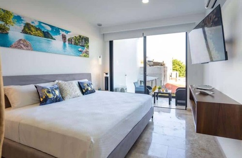 Centro Apartment | Modern Studio · Rooftop Pool · Near 5th Ave