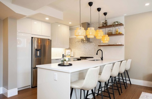 Pickering Apartment | Modern Suite, Sleeps 6, Private Entry,Free Parking, 40 min to Downtown Toronto .